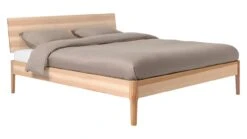 Karlsson Bed Sky Met Hoofdbord En Poten Hout