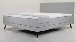 Boxspring Viggo Promo Vlak Met Gestoffeerd Matras -Slaap Comfort Verkoop Boxspring Viggo Promo vlak met gestoffeerd matras oakland grijs 2